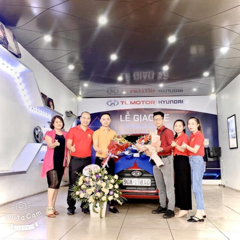 Thuốc thú y Big Boss chúc mừng nhân viên Nguyễn Văn Giáp trong lễ nhận xe.