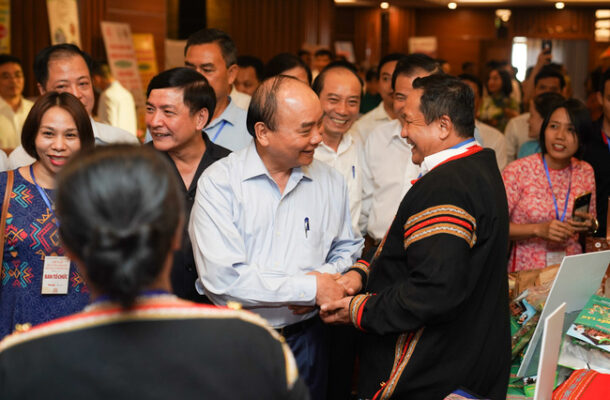 Thủ tướng Chính phủ Nguyễn Xuân Phúc thăm hỏi, trò chuyện với nông dân xuất sắc.