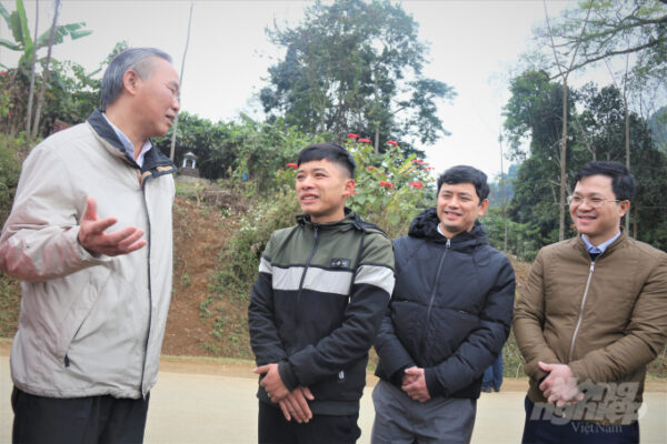 Thứ trưởng Phùng Đức Tiến (trái) trao đổi với thú y viên xã Chiềng Khoa, huyện Vân Hồ, tỉnh Sơn La. Ảnh: Phạm Hiếu.